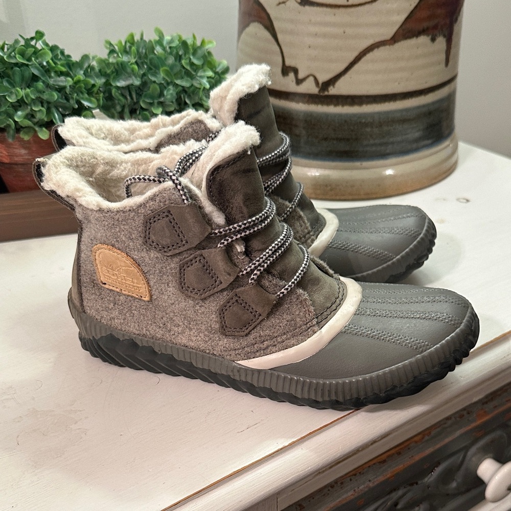 Sorel Out & About Waterproof Ankle Boots size 6